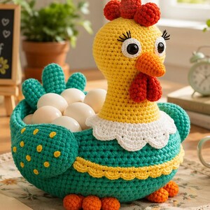 Peut inclure: Un panier à œufs en forme de poule crocheté à la main. La poule est jaune avec une crête et des barbillons rouges, et des yeux noirs. Le panier est vert d'eau avec des accents jaunes et blancs, et contient des œufs blancs. Un petit tableau noir avec le texte "Believe in yourself" est en arrière-plan.