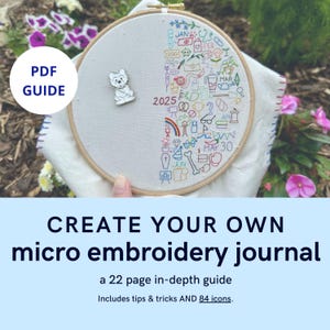 Könnte beinhalten: Ein Stickrahmen mit einem detaillierten Mikro-Stickjournal-Design. Das Design enthält verschiedene Symbole, Daten und eine kleine Hunde-Anstecknadel. Der Text auf dem Bild lautet: "CREATE YOUR OWN micro embroidery journal" und "PDF GUIDE".