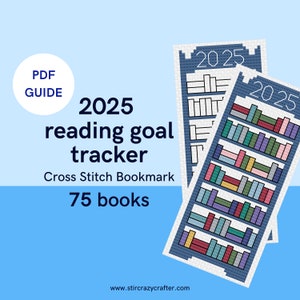 Może przedstawiać: Zakładka do książki w hafcie krzyżykowym w kolorze niebieskim i białym z tekstem "2025 reading goal tracker" i "75 books". Zakładka przedstawia regał z kolorowymi książkami. Dołączono przewodnik PDF.