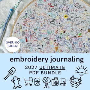 Op de afbeelding: Een ronde houten borduurring met witte stof voorzien van kleurrijke geborduurde iconen, tekst en datums. Een blauwe markeerstift ligt aan de linkerkant. De tekst op de afbeelding bevat OVER 100 PAGES!, embroidery journaling en 2027 ULTIMATE PDF BUNDLE.
