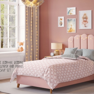 Könnte beinhalten: Ein rosa gepolstertes Bett mit einem Kopfteil mit einem gewellten Design. Das Bett hat eine weiße und rosa gemusterte Bettdecke und ein grau-weiß gemustertes Kissen. Es gibt zwei Nachttische mit Lampen und ein gerahmtes Bild an der Wand. Der Text "Kids Bedroom, Bedding, Wallpaper and Frames Mockup Set" ist im Bild sichtbar.