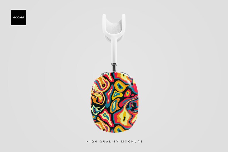Pu&ograve; includere: Un supporto per cuffie bianco con un design astratto colorato sulle cuffie. Il design presenta vortici di giallo, rosso, blu e verde.