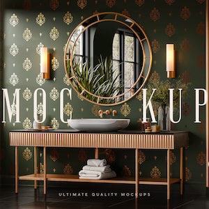 Può includere: Uno specchio con cornice dorata con una carta da parati a motivi verdi e dorati dietro. Un mobile da bagno dorato con un lavabo bianco e una pila di asciugamani sullo scaffale inferiore. Il testo "MOCKUP" è scritto in lettere bianche sul muro.