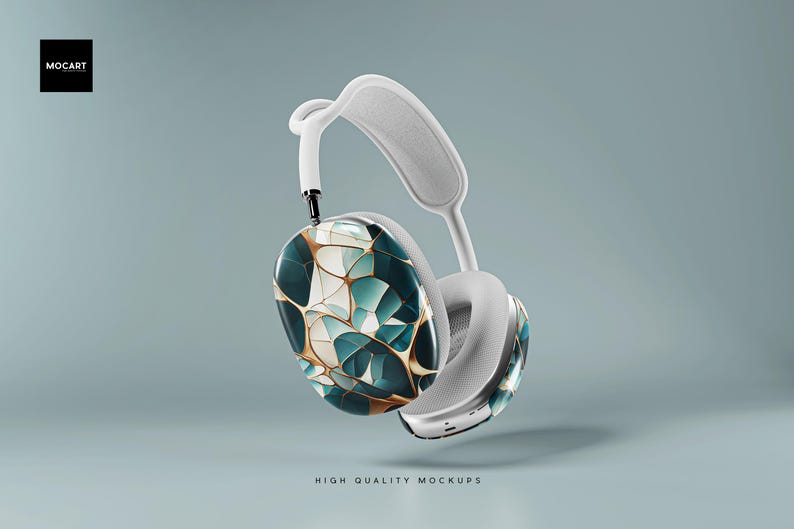 Op de afbeelding: Witte koptelefoon met een turquoise, gouden en wit geometrisch patroon op &eacute;&eacute;n oorschelp. De koptelefoon zweeft in de lucht.