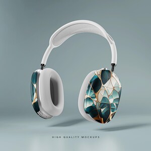 Op de afbeelding: Witte over-ear hoofdtelefoon met een geometrisch patroon op de oorschelpen. Het patroon heeft tinten blauw, groen en goud.