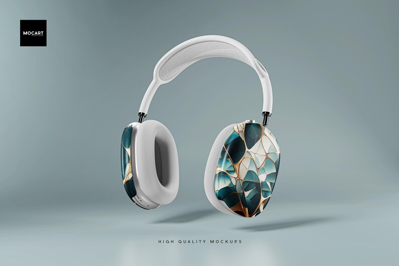 Op de afbeelding: Witte over-ear hoofdtelefoon met een geometrisch patroon op de oorschelpen. Het patroon heeft tinten blauw, groen en goud.