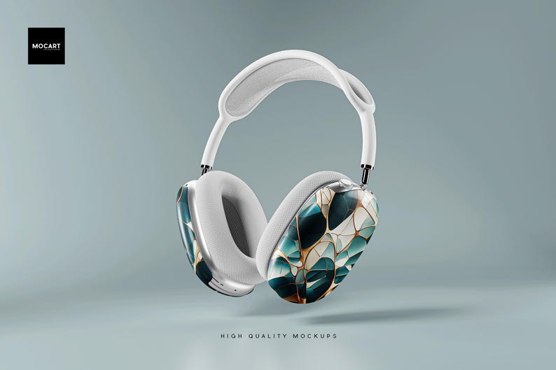 Op de afbeelding: Witte koptelefoon met een turquoise, gouden en wit geometrisch patroon op &eacute;&eacute;n oorschelp. De koptelefoon zweeft in de lucht.