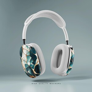 Op de afbeelding: Witte koptelefoon met een turquoise en gouden geometrisch patroon op &eacute;&eacute;n oorschelp. De koptelefoon heeft een gevoerde hoofdband en oorschelpen.