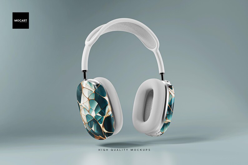Op de afbeelding: Witte koptelefoon met een turquoise en gouden geometrisch patroon op &eacute;&eacute;n oorschelp. De koptelefoon heeft een gevoerde hoofdband en oorschelpen.