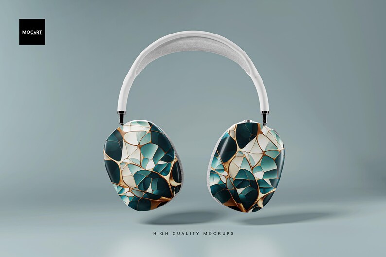 Op de afbeelding: Witte draadloze koptelefoon met een geometrisch patroon in tinten teal, goud en wit op de oorschelpen.
