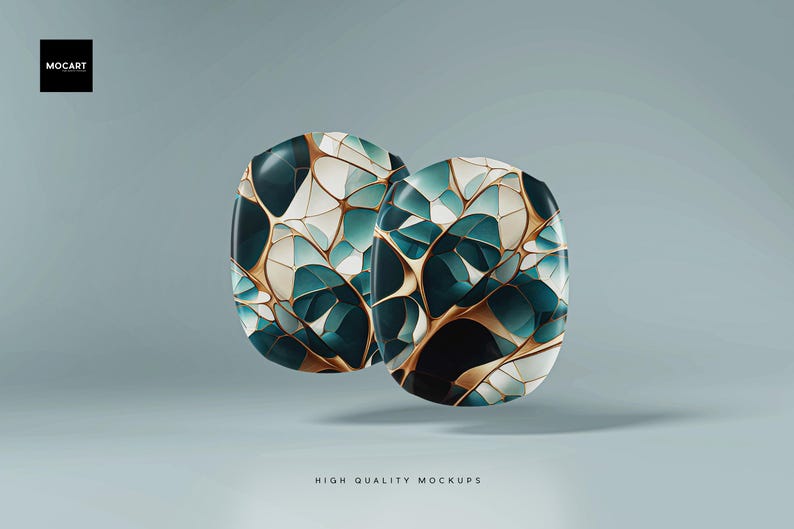 Op de afbeelding: Twee abstracte, organisch gevormde objecten met een geometrisch patroon in goud, wit en teal. De objecten zweven in de lucht tegen een lichtblauwe achtergrond.