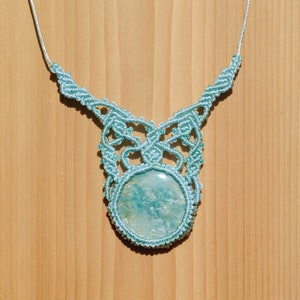 Collar de macramé turquesa con piedra imitación cabujón, hecho a mano