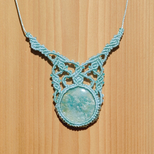 Collier macramé turquoise avec cabochon imitation pierre, fait à la main