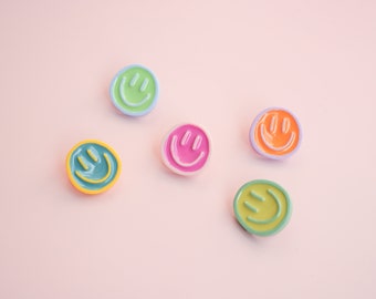 Pastel Smiley Face Pin | Smiley Face Brooch | Colourful Pin Badge | Smile Accessories | Cute Pin for Backpacks and Hats | Gift for Friends