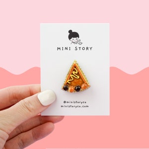 Pumpkin Pie Pin | Cute Pie Brooch | Thanksgiving Pin | Fall-themed Accessory | Dessert Pie Pin for Jackets | Cozy autumn Gift for Friends