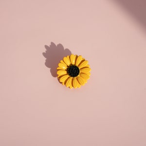 Sonnenblume Brosche | Gänseblümchen Emaille Pin | Gelbe Blumen Anstecknadel | Ästhetische Brosche | Blumen Accessoire | Botanischer Schmuck