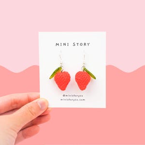 Orecchini pendenti a forma di fragola / Gioielli carini con frutta / Orecchini pendenti in argento / Orecchini per amanti delle fragole / Gioielli divertenti / Regalo carino per lei