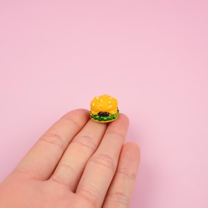 小さなバーガーピン | かわいいグルメブローチ | 3D チーズバーガーピン | 気まぐれなファーストフードアクセサリー | バーガー好きへのギフト | ハンバーガーラペルピン