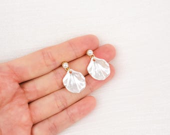 White Shell Pearl Dangle Earrings | Seashell Earrings | Handmade Boho Dangly | Gold Minimalist Earrings | Ocean Beach Wedding Jewelry