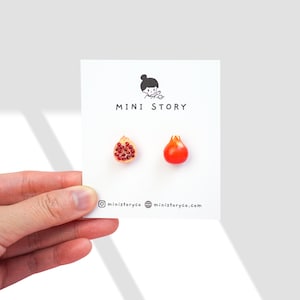 Granatapfel Ohrstecker | Ästhetische Mismatched Ohrringe | Miniatur Obstschmuck | Futter Silber Schmuck | Geschenk für Sie