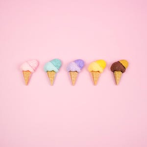 Doppelkugel-Eiscreme-Kegel-Magnet-Set | Buntes Eis in der Waffel Brosche | Süße Dessert Küche Dekor | Niedliche Pinnwand Magnete