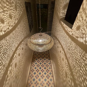 Ręcznie wykonana lampa wisząca z mosiądzu w stylu marokańskim: abażur wzorzysty