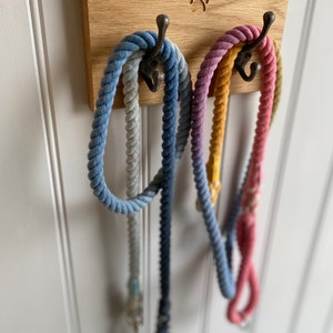 Cintre personnalisé pour laisse pour chien à double crochet en chêne | Crochet pour laisse pour chien fait main | Crochets de suspension gravés | Cadeau sur mesure