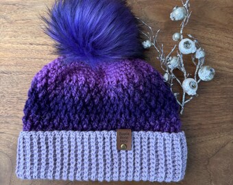 Gorro morado de invierno tejido a crochet a mano - The Elderberry Hat - elección de pompón, lana suave/acrílico, doble ala, personalizable, sostenible