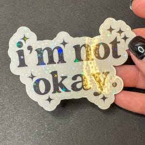 Naklejka na laptopa „Nie jestem OK, starszy emo”, naklejka na laptopa dla starszego emo, starsze emo, naklejka muzyczna, nie faza