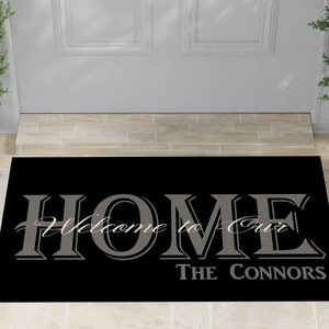 Bem-vindo ao nosso tapete doméstico | Tapete de porta de boas-vindas personalizado | Tapete de porta interno externo | Presente de recém-casado | Capacho fofo | Tapete de porta HOME | Tapete doméstico