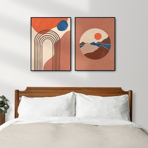 Könnte beinhalten: Zwei gerahmte abstrakte Kunstdrucke mit geometrischen Formen und Farben. Der Druck links zeigt einen braunen Bogen mit einem roten und blauen Kreis. Der Druck rechts zeigt einen braunen Kreis mit einer roten Sonne und blauen Bergen.