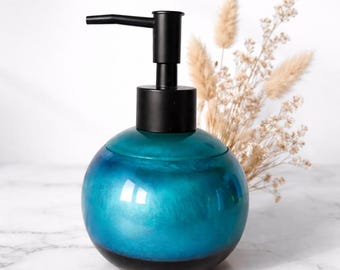 Sfera dispenser per sapone/lozione realizzata a mano in resina epossidica.