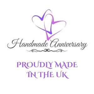 Puede incluir: Un logotipo gr&aacute;fico que presenta dos contornos de corazones morados superpuestos en la parte superior. Debajo, el texto Handmade Anniversary aparece en cursiva negra, seguido del texto morado PROUDLY MADE IN THE UK en fuente serif.