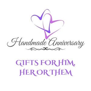 Puede incluir: Un logotipo con dos contornos de corazones morados superpuestos sobre el texto en cursiva negra Handmade Anniversary y el texto en may&uacute;sculas morado GIFTS FOR HIM, HER OR THEM, con un adorno negro centrado bajo la primera l&iacute;nea.