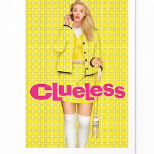 Op de afbeelding: Een ingelijste print met een vrouw in een gele geruite outfit, telefonerend. Het woord "Clueless" staat in roze letters. Ze houdt een waterfles vast met een label "Cher".