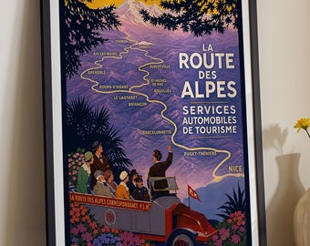 Puede incluir: Póster de viaje vintage enmarcado en negro. El póster presenta una ruta escénica por los Alpes, con texto en francés. Se representa un coche clásico con pasajeros, y el texto dice "La Route des Alpes". El póster es una vibrante mezcla de colores.