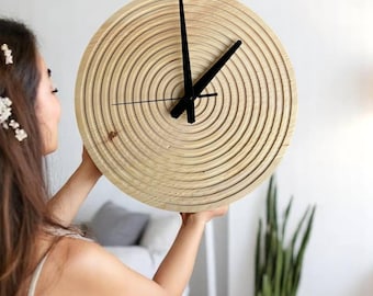 Horloge murale en bois minimaliste : décoration d'intérieur bohème moderne