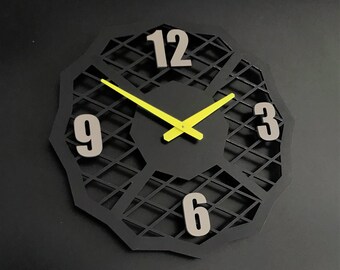 Puede incluir: Un reloj negro con un diseño geométrico y agujas amarillas. La esfera del reloj tiene los números 12, 9, 6 y 3.