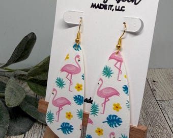 Flamingo-Ohrringe, Ohrringe mit tropischen Flamingos, Flamingo-Ohrringe aus Kunstleder, Ohrringe mit tropischen Pflanzenmotiven, Ohrringe für tropische Anlässe, Ohrringe für den Tropenurlaub