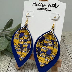 Pendientes de personajes amarillos, pequeños secuaces, overoles azules, gafas de un solo ojo, pequeñas criaturas amarillas, fiesta de personajes, personajes de películas