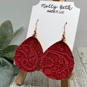 Rote Teardrop Geprägte Kunstleder Ohrringe - Rote Blumen Ohrringe - Rote Blumen Print Dunkelrote Ohrringe - Rote Muster Ohrringe