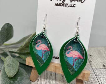 Flamingo Ohrringe, Flamingos und rosa Blumen, Flamingo Kunstleder, Tropische Ohrringe