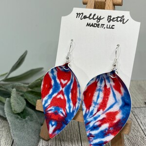 Orecchini USA, Orecchini Tie Dye rosso bianco e blu, USA Tie Dye Faux Leather, Orecchini America, Orecchini 4 luglio, Forma foglia, Foglia pizzicata