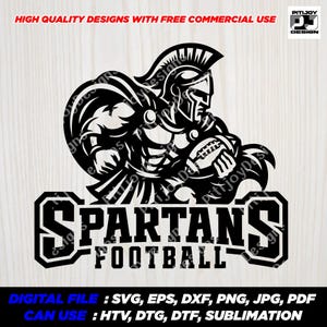 Puede incluir: Gráfico en blanco y negro de un guerrero espartano sosteniendo un balón de fútbol, con el texto "SPARTANS FOOTBALL". El diseño incluye el texto "HIGH QUALITY DESIGNS WITH FREE COMMERCIAL USE" e información sobre el tipo de archivo.