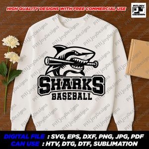Puede incluir: Una sudadera blanca con un gráfico negro de un tiburón sosteniendo un bate de béisbol en su boca. El gráfico también incluye el texto "SHARKS BASEBALL".