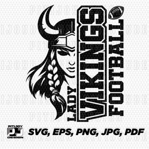 Könnte beinhalten: Schwarzweißes Grafikdesign mit einer weiblichen Wikingerkriegerin mit einem gehörnten Helm und Zöpfen. Der Text "LADY VIKINGS FOOTBALL" wird vertikal auf der rechten Seite des Bildes angezeigt.