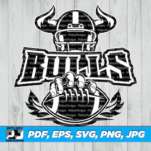 Puede incluir: Gráfico en blanco y negro de un casco de fútbol con cuernos, la palabra "BULLS", una mano agarrando un balón de fútbol y el texto "PDF, EPS, SVG, PNG, JPG".