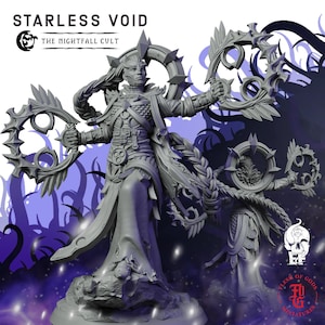 Puede incluir: Una figura miniatura de resina gris titulada STARLESS VOID THE NIGHTFALL CULT, que representa a un personaje con armadura ornamentada y cabello largo trenzado, sosteniendo dos armas circulares con púas y alas, sobre una base rocosa con otra figura.