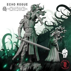 Peut inclure: Une figurine miniature en résine grise intitulée Echo Rogue The Shattered Sigil. Le personnage porte un long manteau, une armure et tient une épée. Une forme spectrale tourbillonnante s'élève derrière. Le texte Echo Rogue The Shattered Sigil est visible.