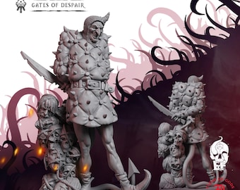 Puede incluir: Una figura miniatura de resina gris titulada HERALD OF CARNAGE GATES OF DESPAIR. La figura viste una túnica acolchada con púas y una capucha de cota de malla, sosteniendo una hoja. Una pila de cabezas cortadas está en la base, con una cola fina.